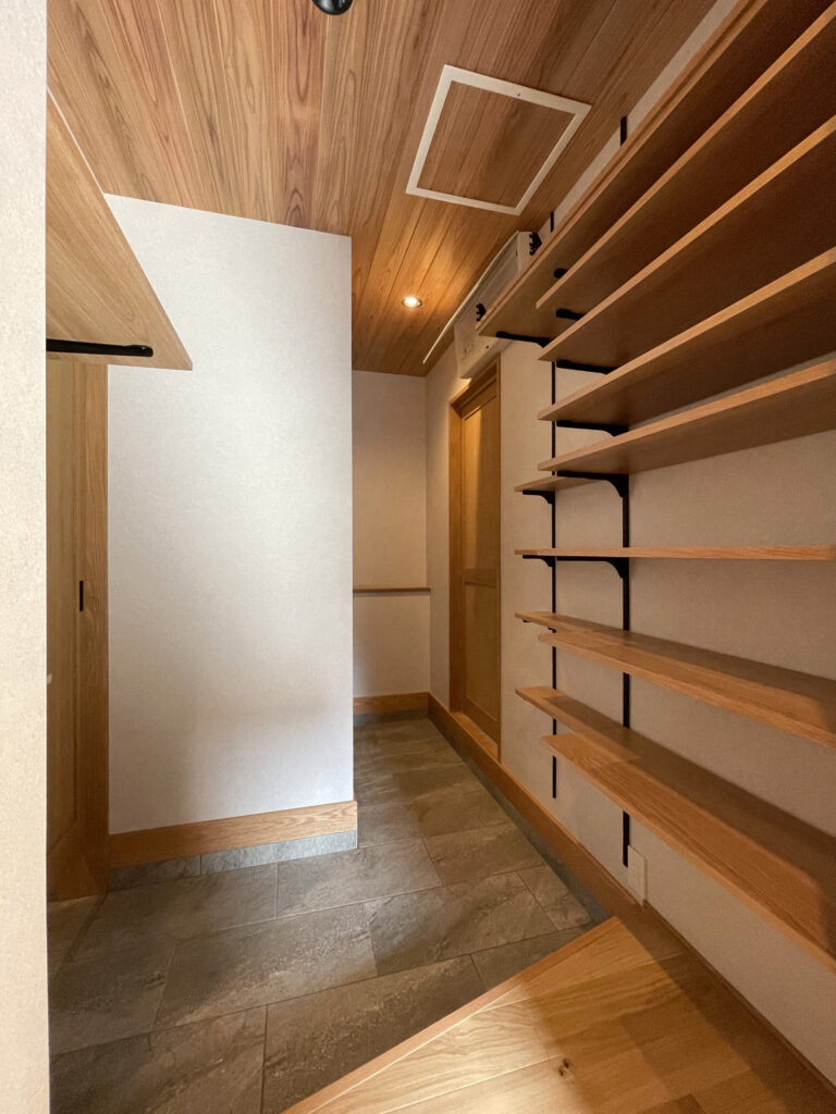 土間サロンがあるスキップフロアの家